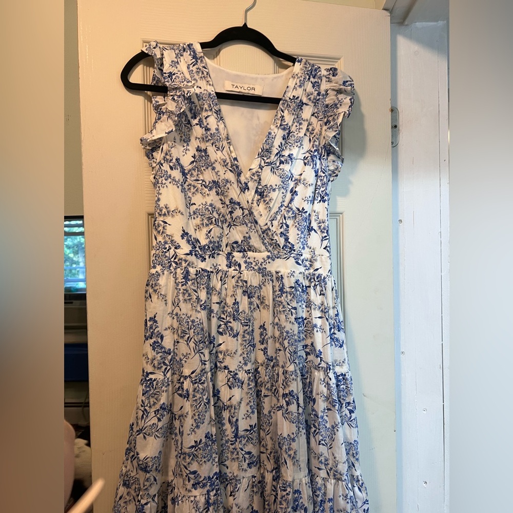 Taylor White and Blue Floral Dress Size Medium